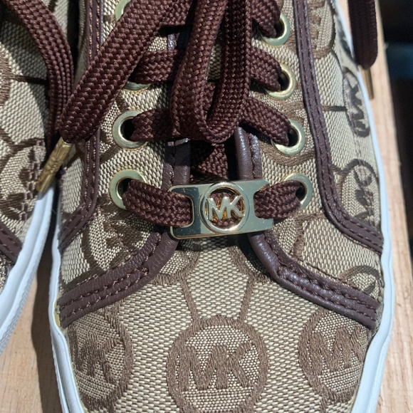 MICHAEL KORS shoes SZ 7  logo signature print lace-up sneakers - Picture 4 of 11